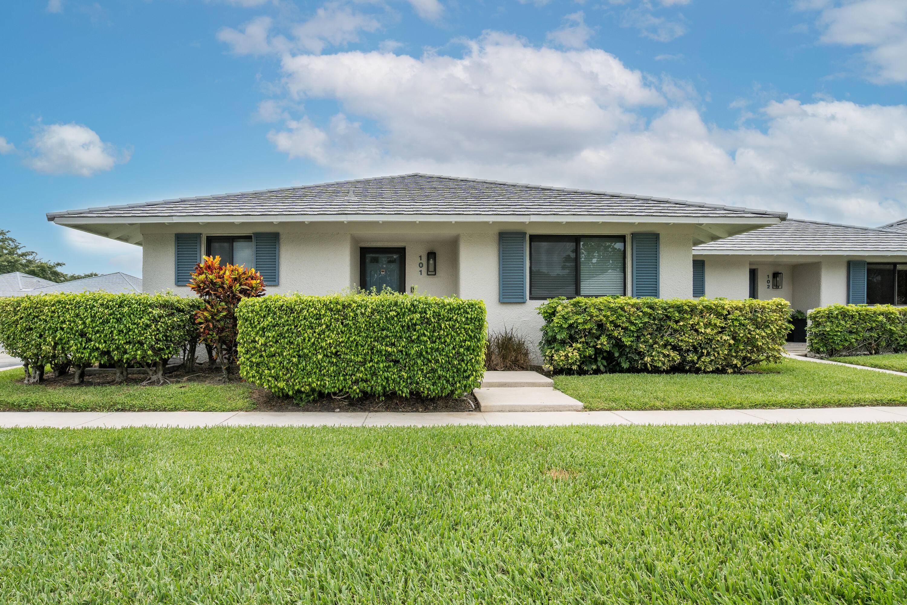 Modern, freshly renovated large cottage in PGA National.