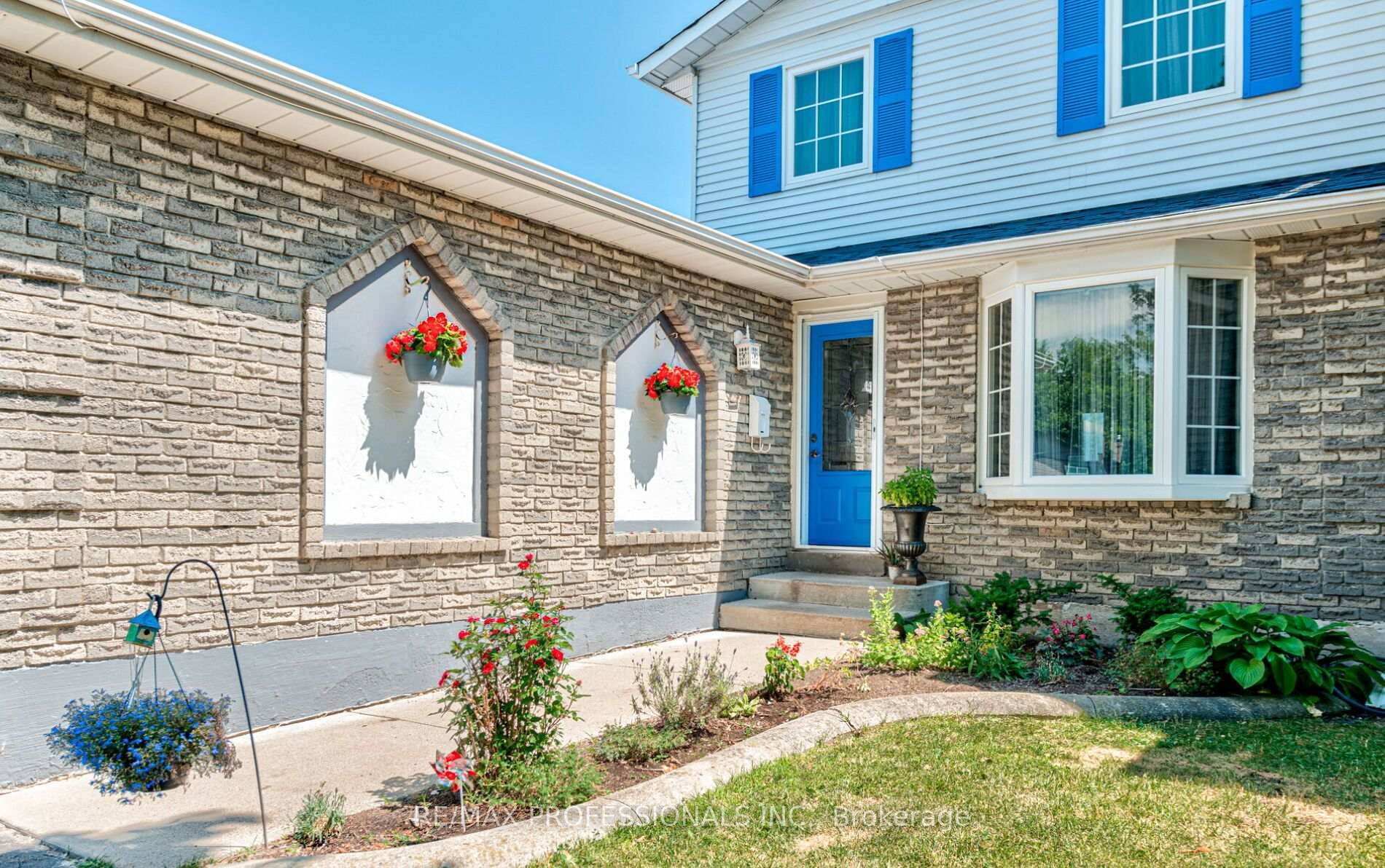 Welcome to this spacious home nestled in the highly sought after Brant Hill neighbourhood.