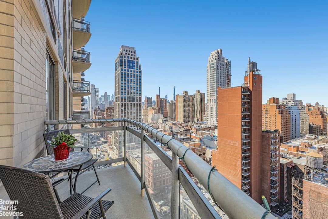 NO BOARD APPROVAL, CONDO RULES, INVESTOR FRIENDLY, PIED A TERRES WELCOME Experience sweeping northern and western skyline views from this spectacular 18th floor corner two bedroom, two bath residence with ...