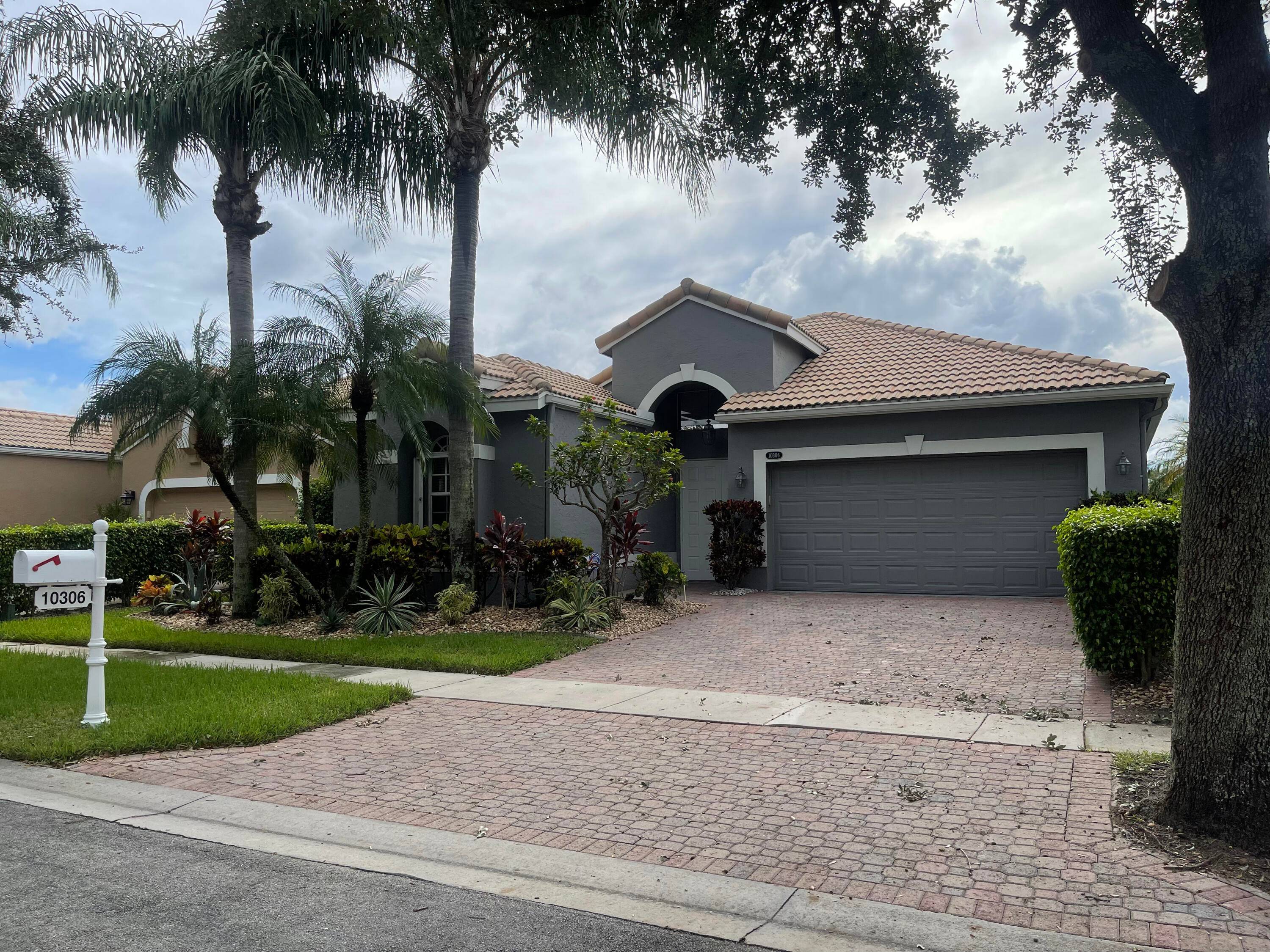 Gorgeous 3 Bedroom 3 Bathroom Courtyard Home with Waterviews in Central Boynton.