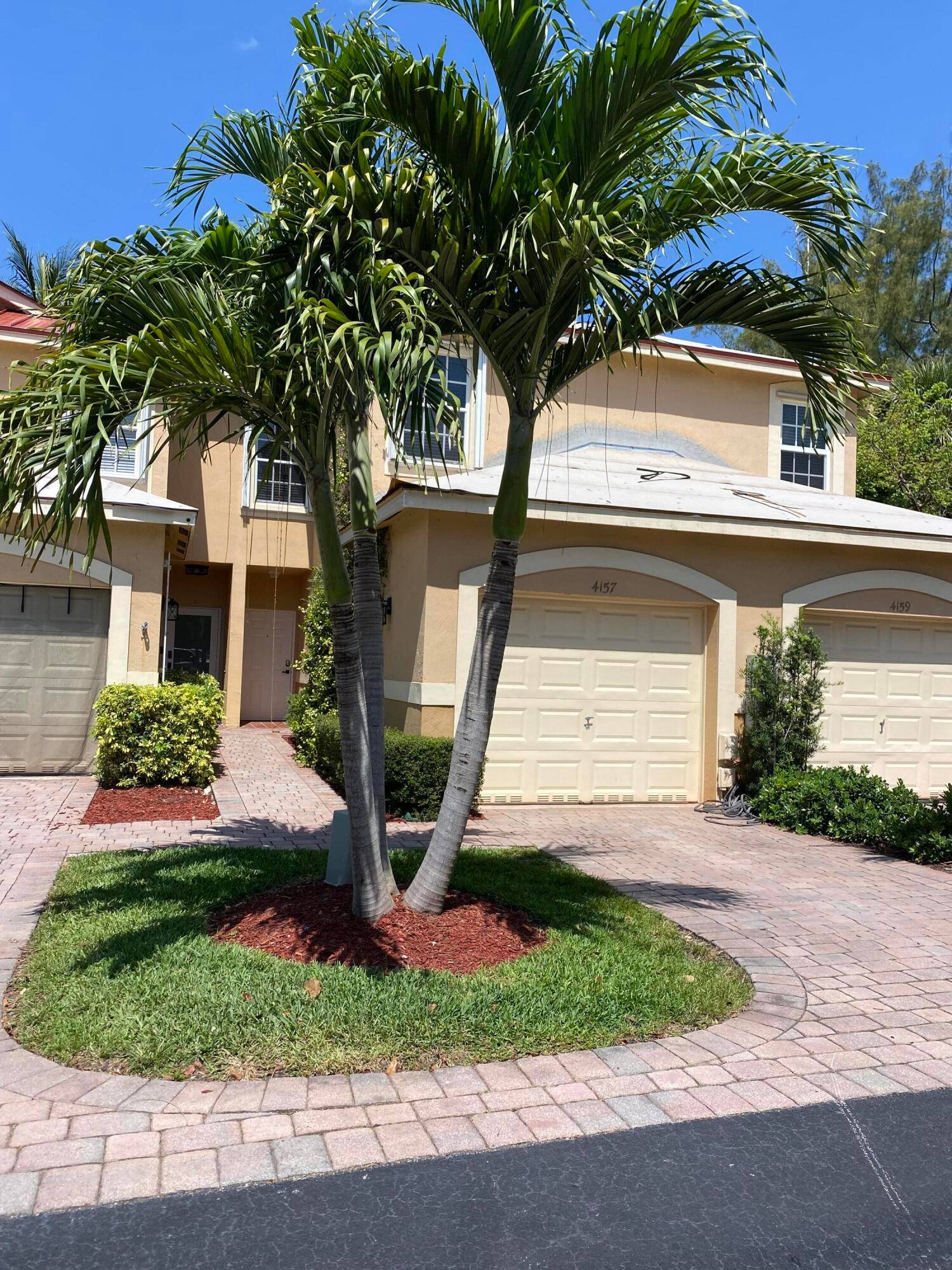 Welcome to the charming waterfront lifestyle in the heart of Deerfield Beach.