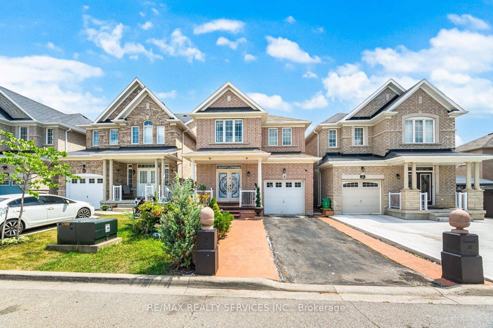 Beautifully maintained 4 2 bedroom, 4 bathroom detached home in Bramptons sought after Bram East community.