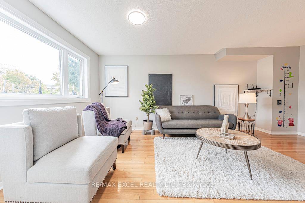 Welcome to this cozy and beautifully maintained detached home, ideally situated in a quiet street yet one of the most convenient and family oriented neighborhoods right by Markham !