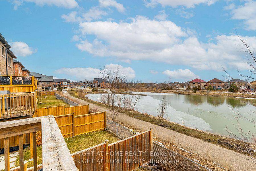 Absolutely gorgeous 3 bedrooms, 3 bathrooms townhouse in Alcona.