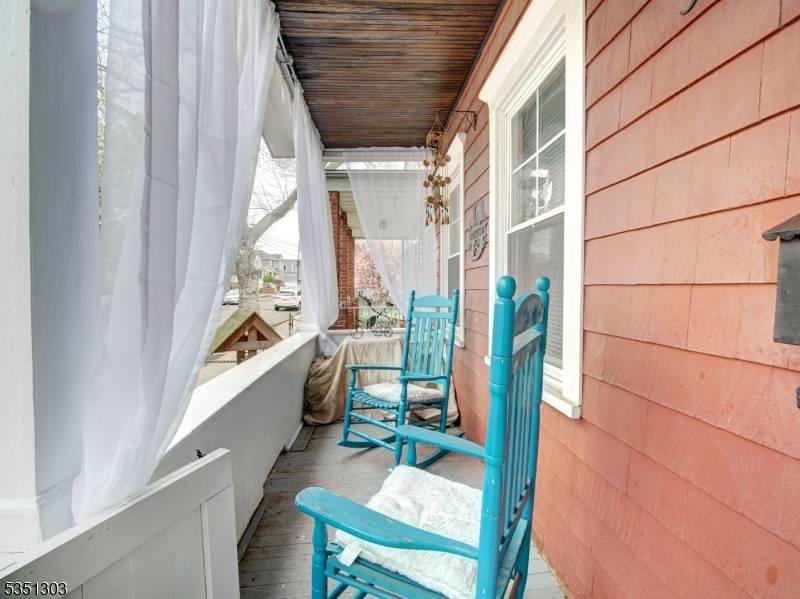 Charming single family with 3 bedrooms, living room, 1 bath, den or office space and eat in kitchen.