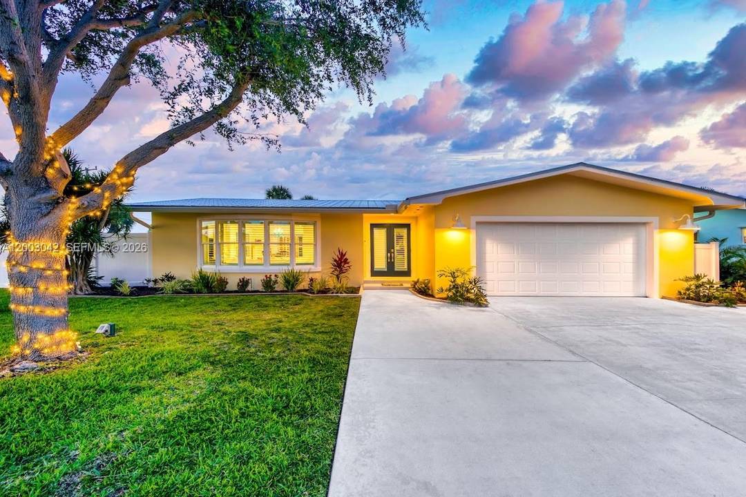 A perfect house at the beach old Florida charm meets casual elegance !