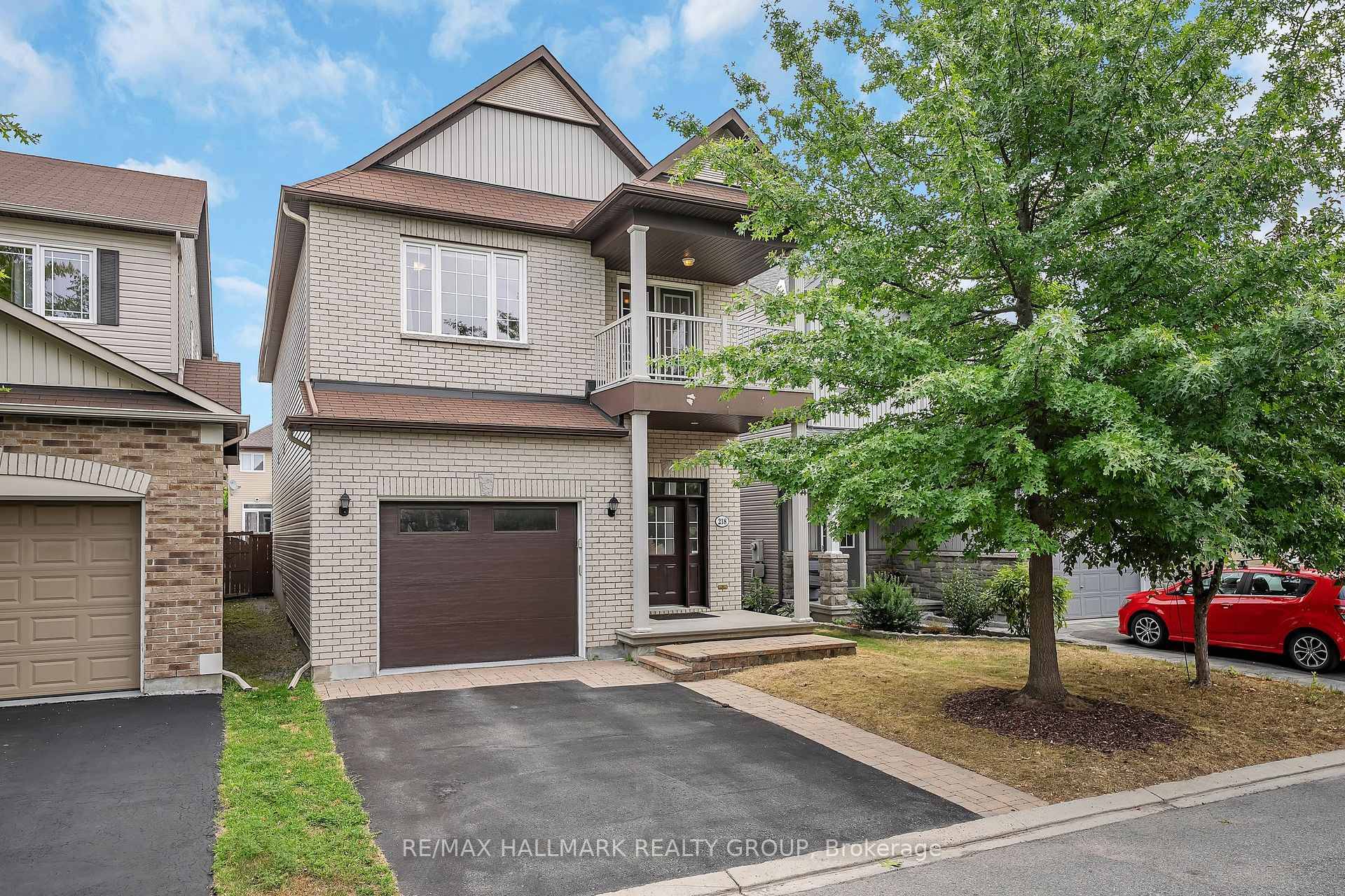 Welcome to 218 Harthill Way, where comfort meets style in the heart of Barrhaven !