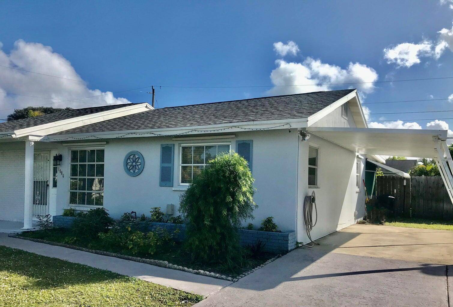 This charming 2BR 1BA duplex in Fisherman's Landing, a 55 pet friendly community along the scenic Loxahatchee River, now features a brand new metal roof.