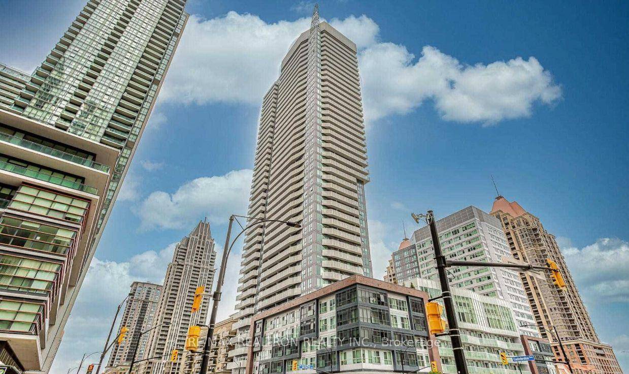 A Show Stopper Unit In The Heart Of Mississauga At Square One.