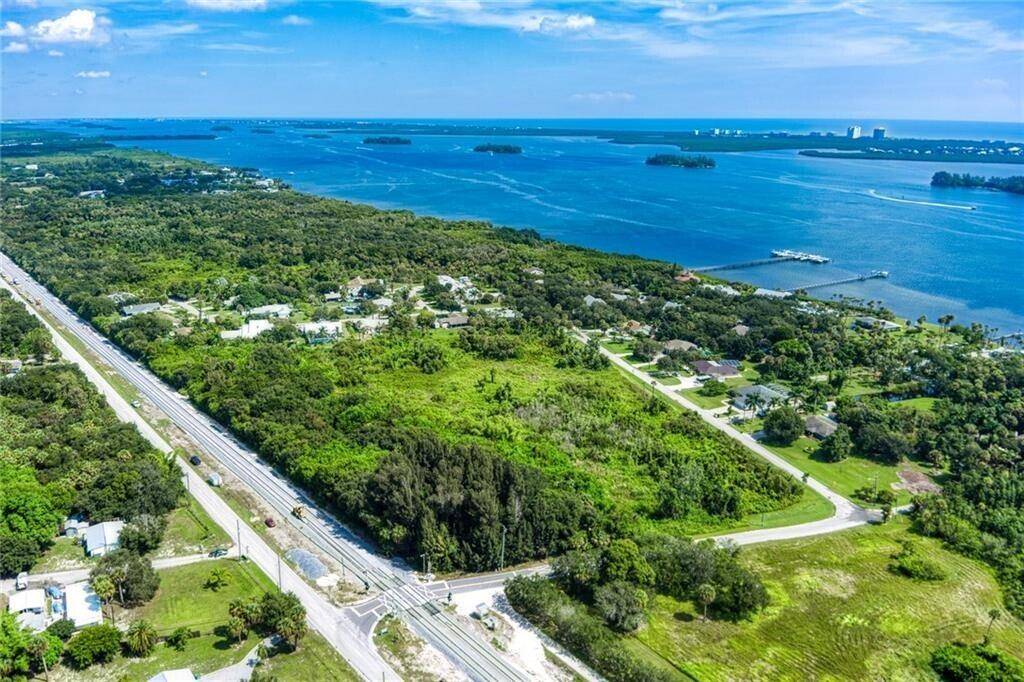 A hidden gem approximately one block to the river in convenient yet tucked away ''Old Florida Feel'' location !
