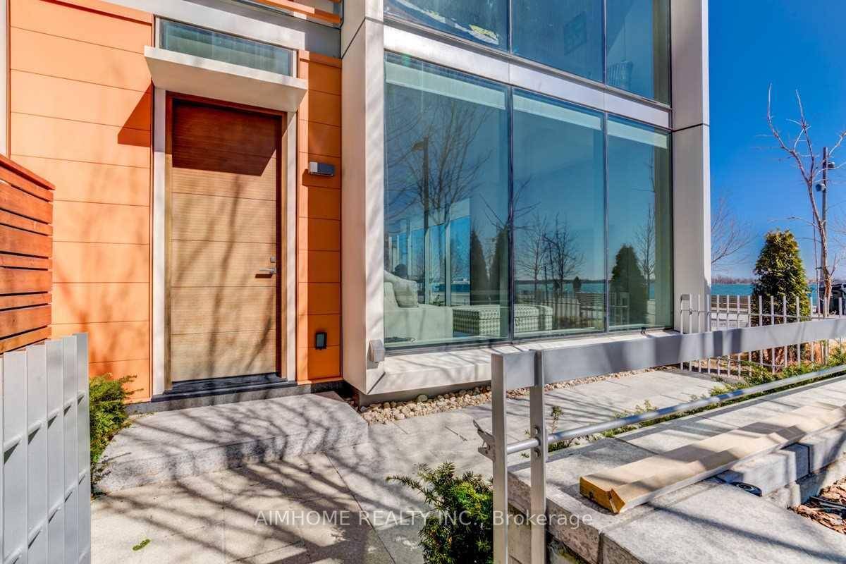Pier 27 Townhouse At The Edge Of Toronto's Waterfront Rare 3 Bedroom Executive Townhouse On The Southwest Corner With Fantastic Lake Views.