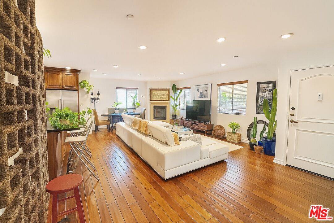 1146  HACIENDA PL 3BR Sunset Strip La