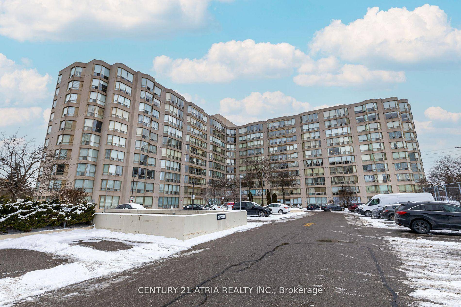Central Richmond Hill Location !