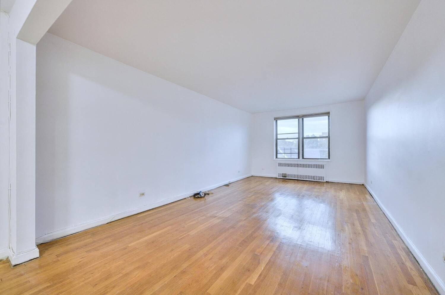 We are pleased to introduce a sunlit apartment situated on the border of Windsor Terrace and Kensington.