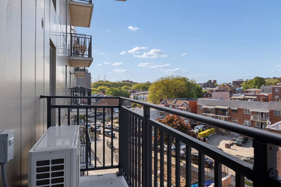 Welcome to this bright and spacious two bedroom, two bathroom residence offering the perfect balance of comfort, functionality, and convenience in one of Queens most connected locations.