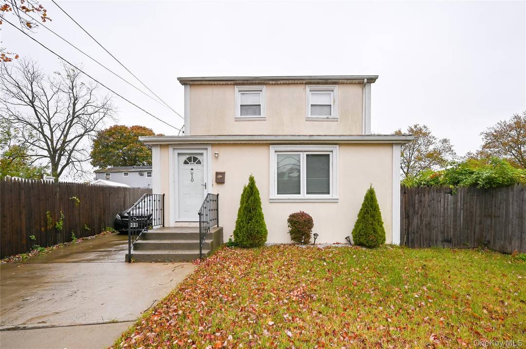 Very Sunny and Charming Detached Colonial on a Great Block in the Heart of West Hempstead !