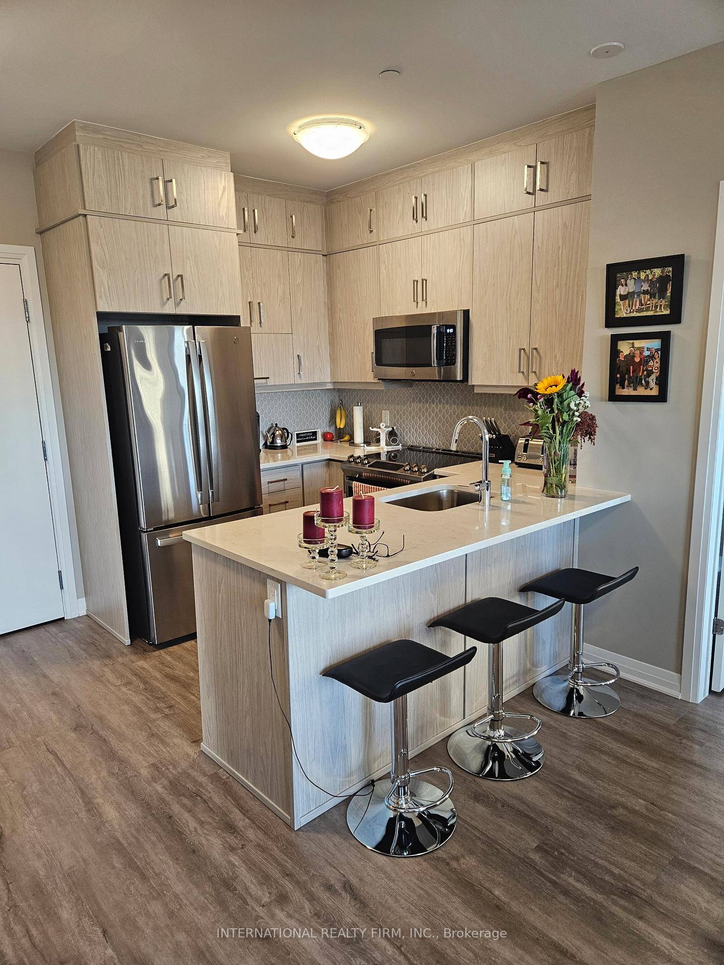 A beautiful 2 bedroom 2 bathroom fully upgraded open concept suite, in a very vibrant neighbourhood.