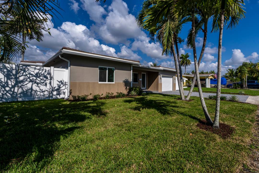 Charming 2 bedroom, 2 bath single family home located in the highly desirable Poinsettia Heights neighborhood.