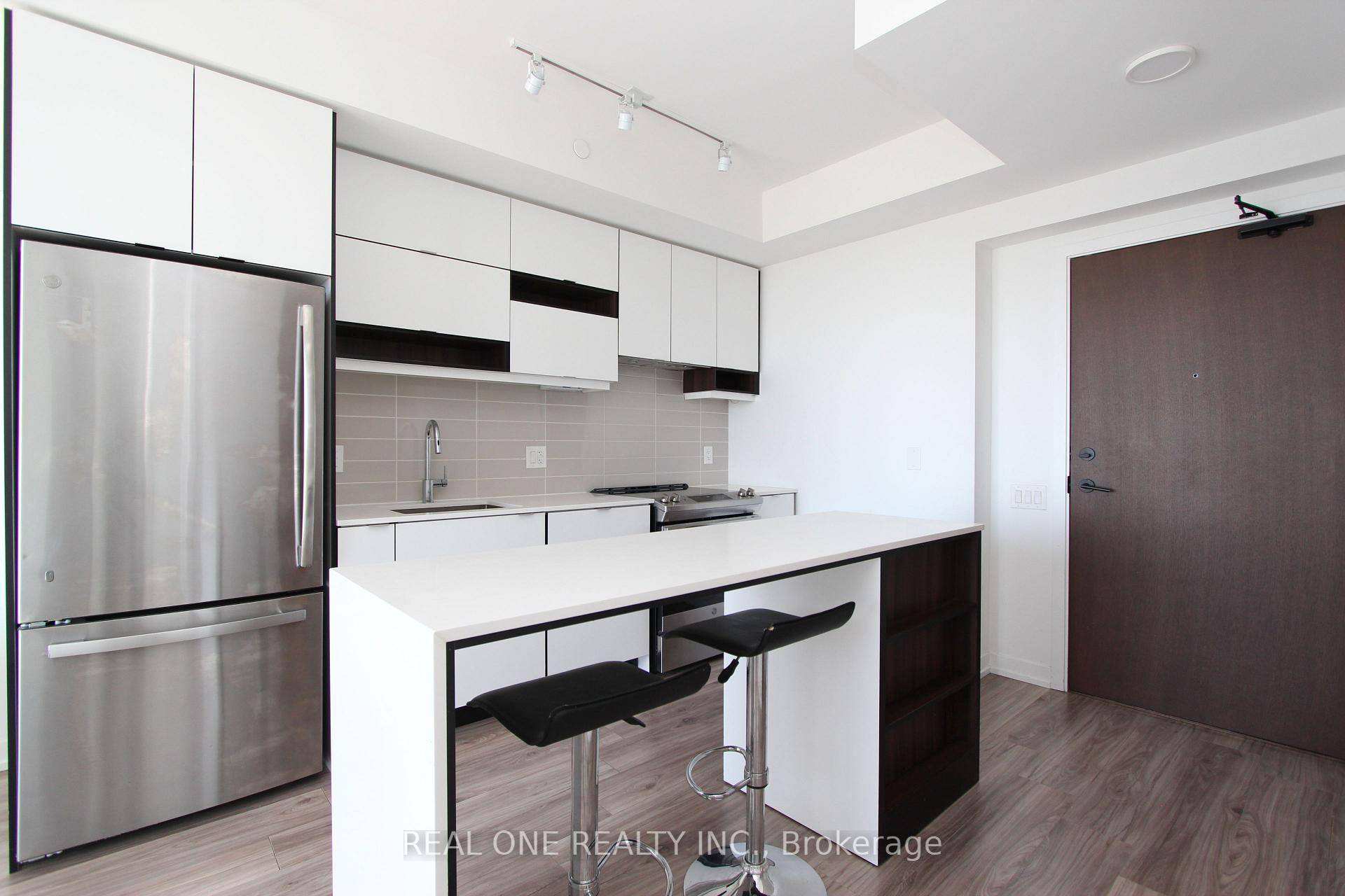 Unbeatable Location In City Centre, Gorgeous 1 Bedroom Unit, Partially Furnished, Unobstructed South View, Beautiful Centre Island, Excellent Layout, Large Balcony, Steps To Library, Ymca, Public Transit, Schools, Etc.