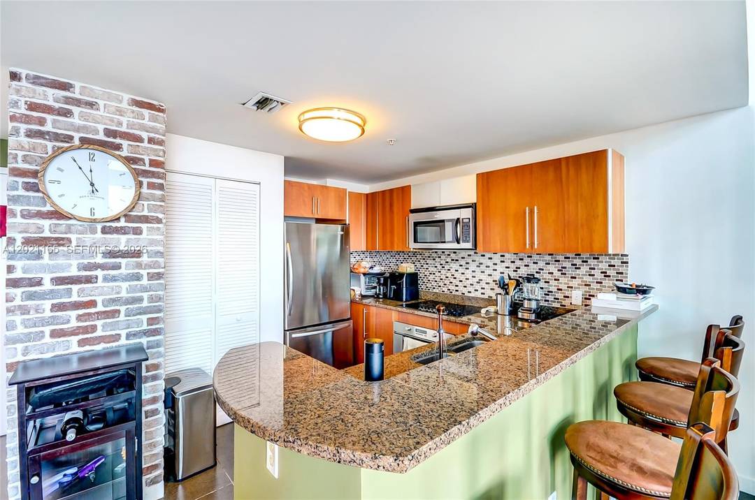 Modern 1BR 2B LOFT residence at MET 1, featuring dramatic double height ceilings, floor to ceiling glass, and southeast exposure with beatiful bay and city views.