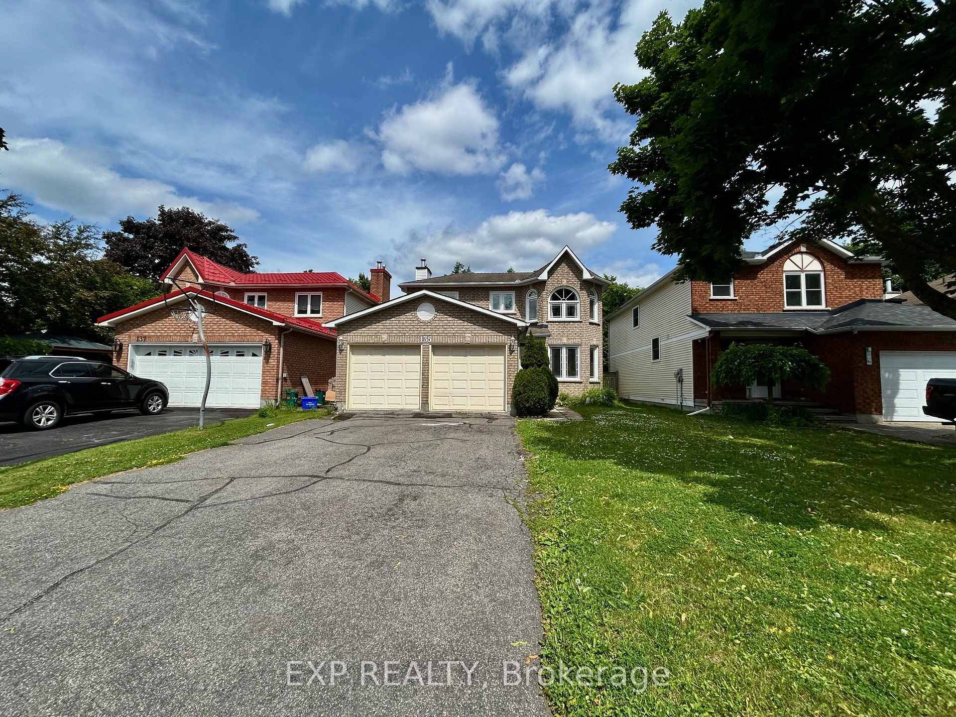 Well maintained single house with 5 bedrooms and 4 bathrooms and double garage located at a quiet street in Hunt Club Park neighborhood, easy to access the highway 417.