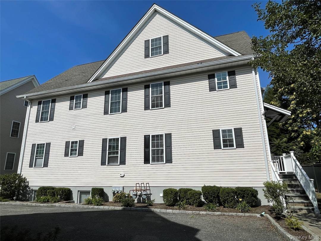 Large open floor plan luxury apartment with 3 BR and enormous bonus room with high ceilings.