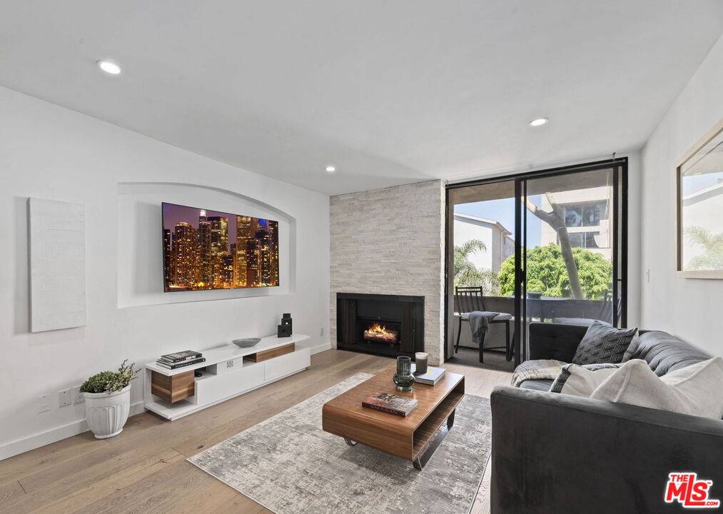 750  N Kings Rd 1BR Sunset Strip La