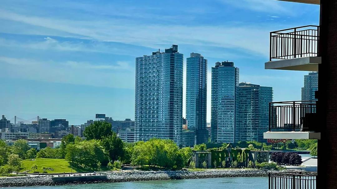 50 SUTTON PLACE SOUTH INVESTMENT DEAL You can now live on Sutton Place and make this living space your own.