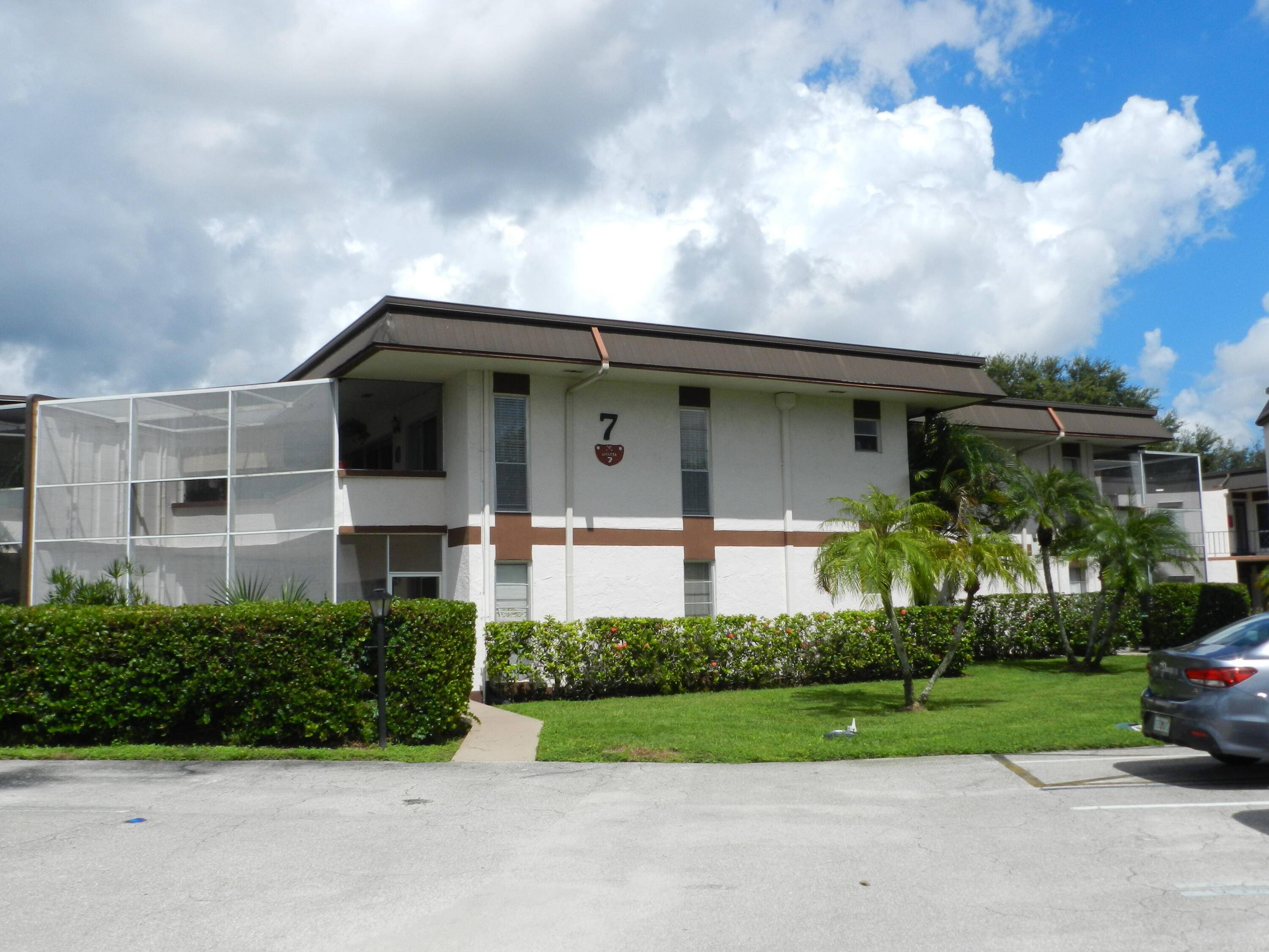 1ST FLOOR NO SRAIRS TO CLIMB JUST BRING YOUR TOOTBRUSH BATHROOMS FULLY REMODLED 1 BATHROOM IS HANDICAP DESIGNED, KITCHEN DARK CABINETS STAINLESS STEEL APPLIANCE, WARRANTY ON APPLIANCE, PREGO FLOOR THRU ...