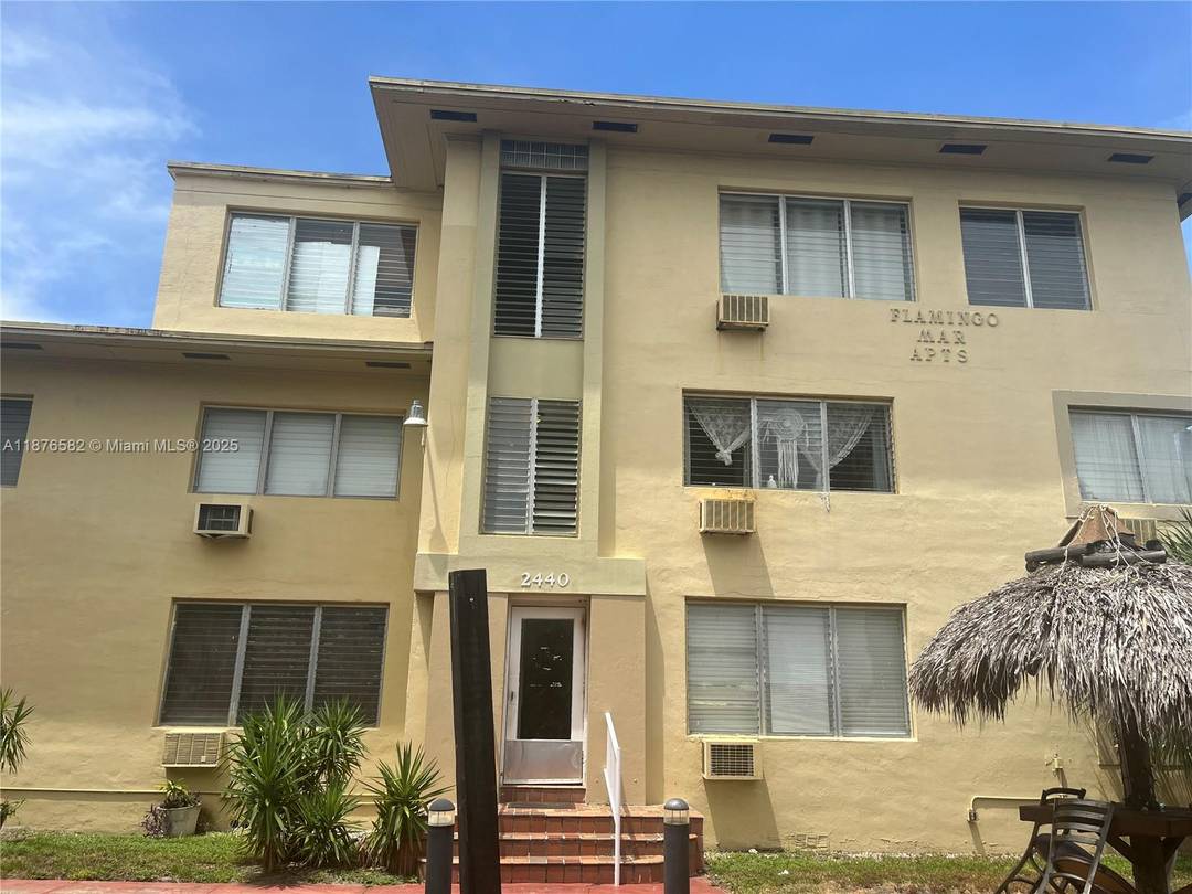 Close to beaches, parks and three shopping centers within a 1.