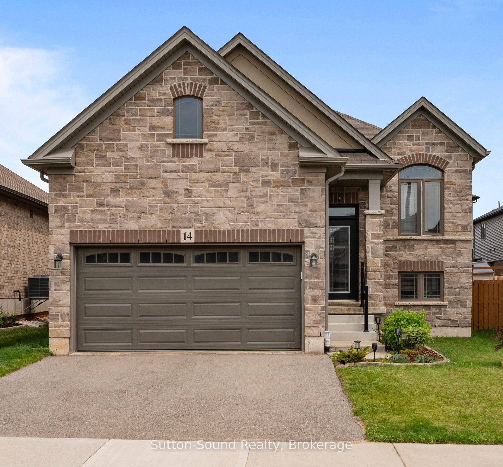 Executive Living in Scenic Ridge with In Law PotentialWelcome to 14 Lydia Lane, a stunning Losani built Parkview model featuring the elegant Tuscan elevation, located in Paris's highly desirable Scenic ...
