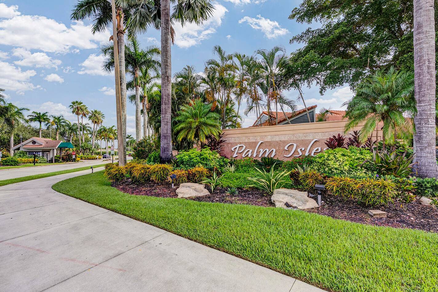Newer Roof Private Lot Gated Community Welcome to Palm Isles, a beautiful resort style community featuring a cafe, indoor and outdoor pools, card rooms, billiards, theater, onsite management, clubs, and ...