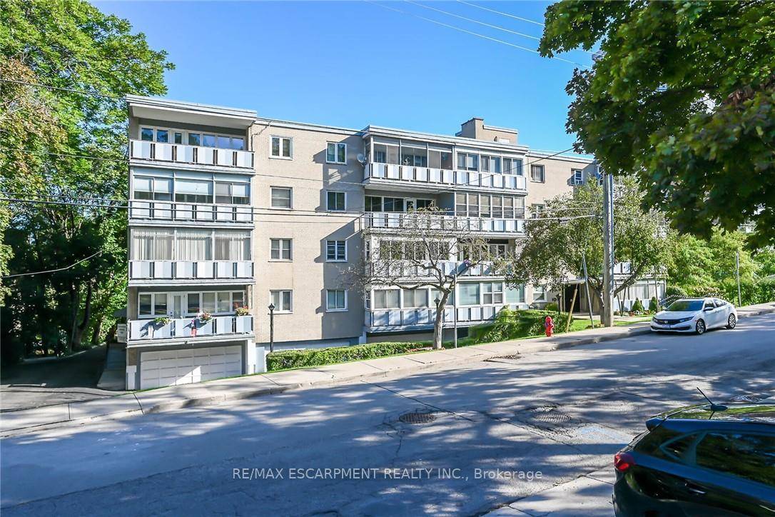 Outstanding Penthouse level unit in a friendly co op building environment conveniently located i n a good area close to all amenities including St Joseph's Hospital.
