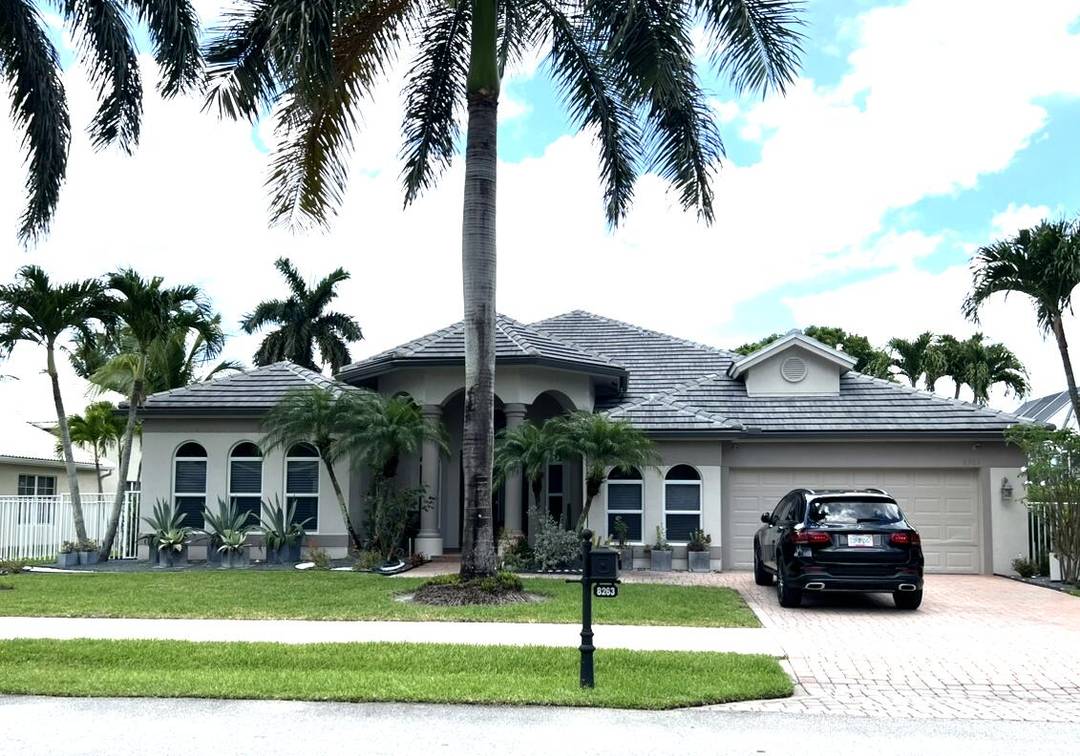 Gorgeous 4 bedroom 4 bath lakefront pool turnkey home in guard Gated Rolling Hills Golf amp ; Tennis community comes completely furnished with Eldorado elegant Italian leather furniture, piano, stainless ...