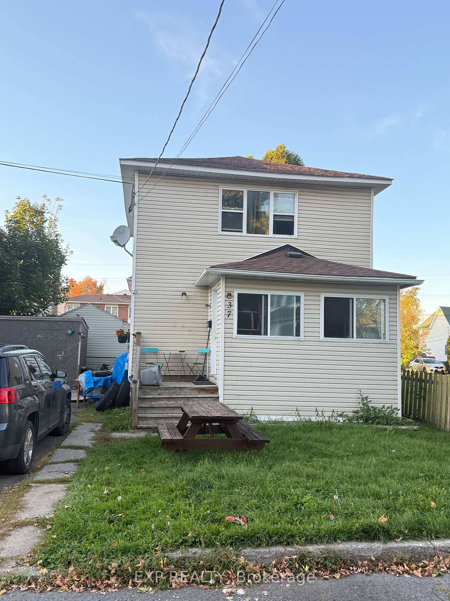 Welcome to this well maintained family home, ideally located within walking distance to Walmart and other nearby amenities.