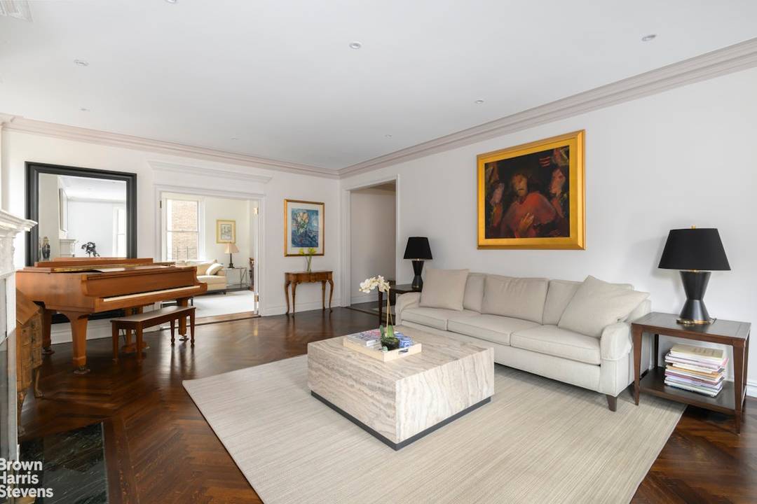 Emery Roth Classic Six Rarely available high floor, sunny pre war classic six on Park Avenue.