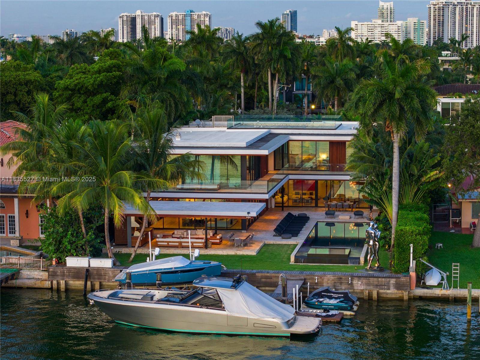 RARE VENETIAN ISLANDS TROPICAL MODERN WATERFRONT ESTATE WITH DIRECT DOWNTOWN MIAMI CITY SKYLINE VISTAS OVER THE BAY ON THE COVETED SOUTH SIDE OF SAN MARINO ISLAND !