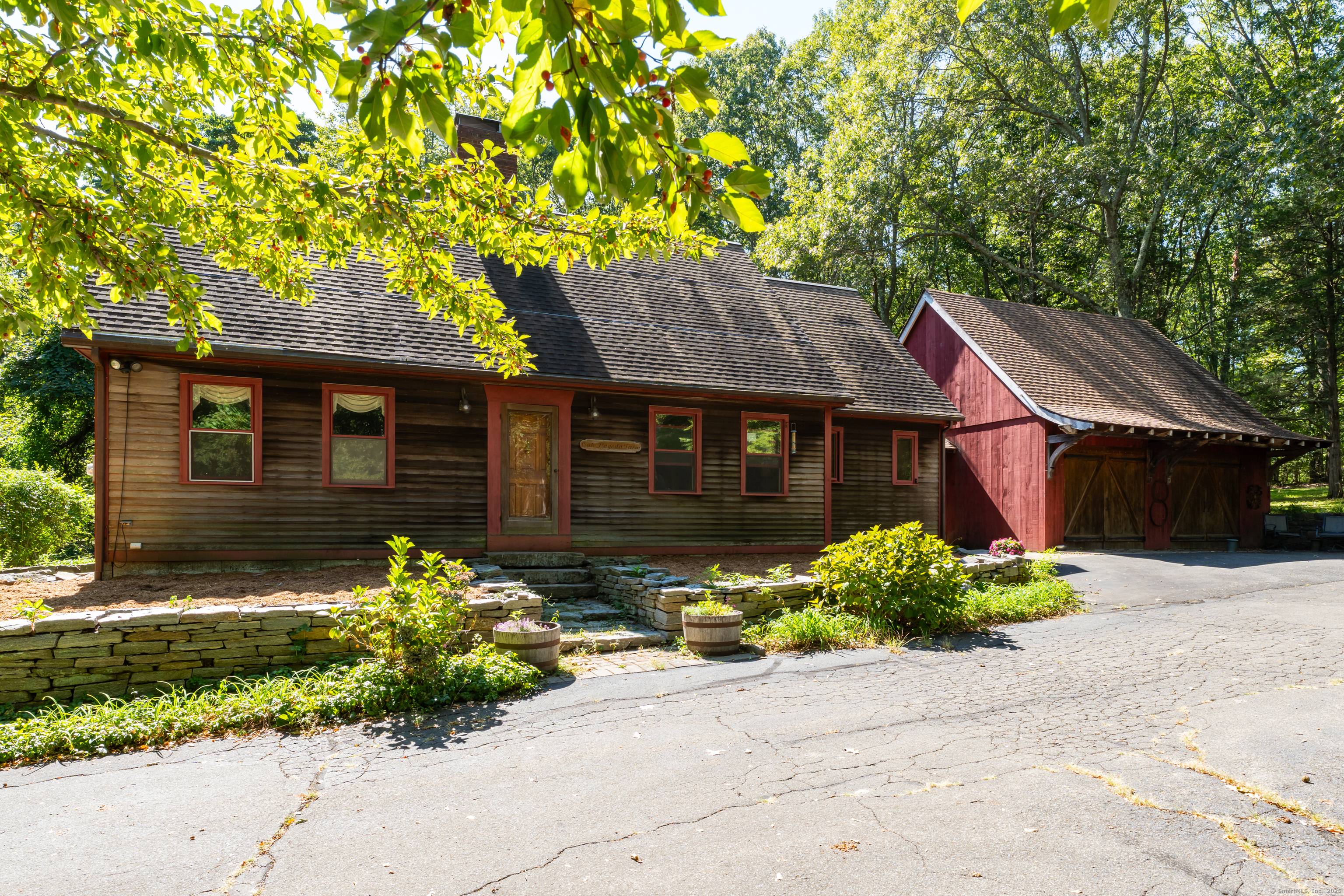Enchanting Cape with Artisan Post Beam Charm Just Down the Road from Chester Village !