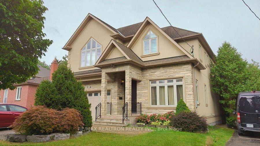 Location, Location, Heart of North York !