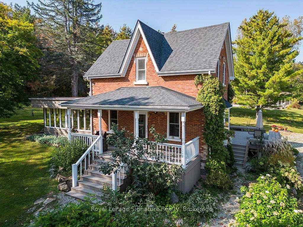 WINTER RENTAL This charming red brick farmhouse offers the perfect winter retreat, just 8 minutes from Beaver Valley Ski Club.