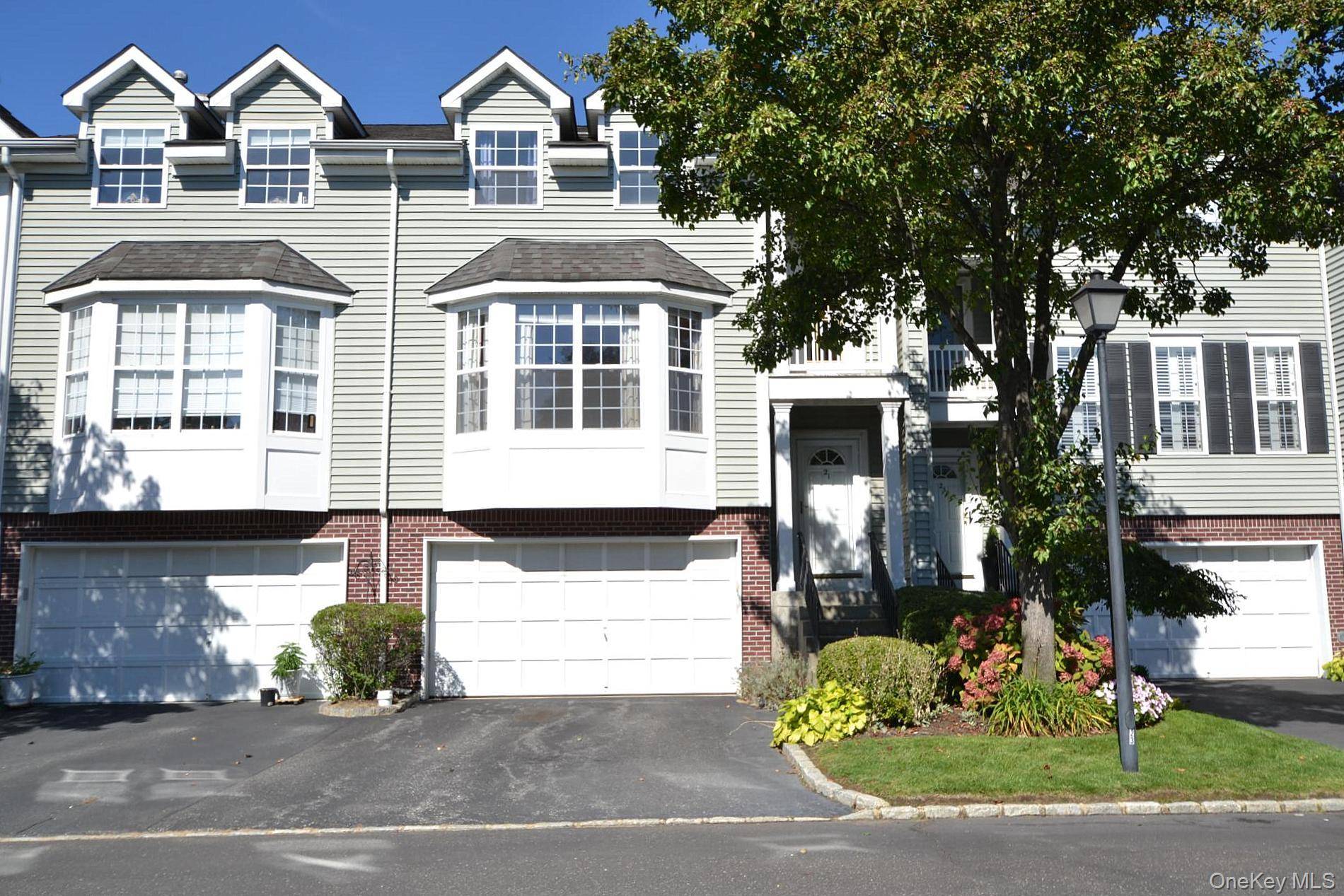 Spacious Essex Model for Rent in Windcrest at the Galleria in Smithtown !