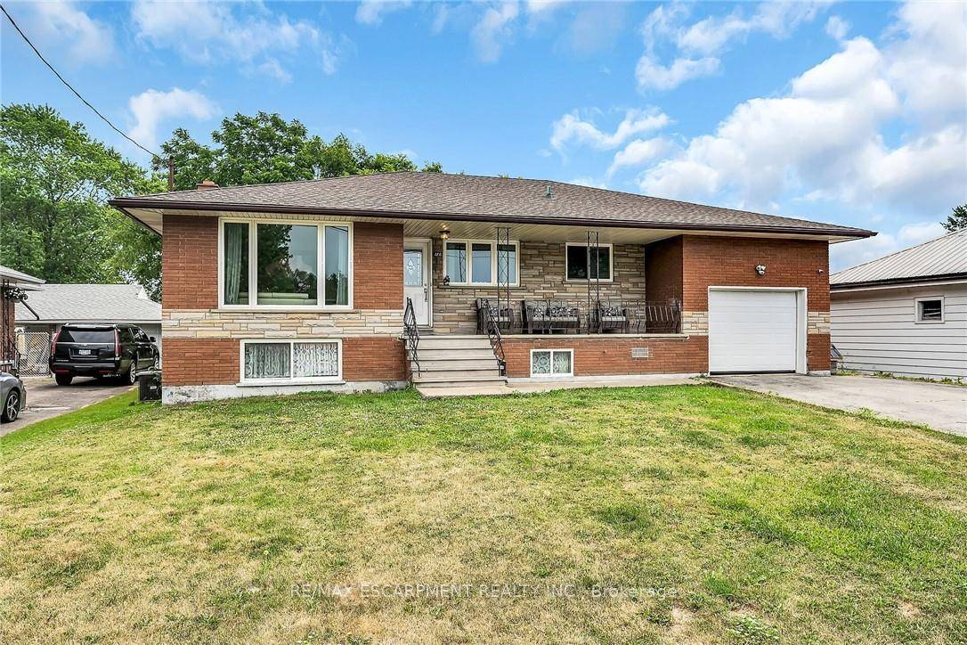 This extremely well built raised bungalow in Port Colborne offers a 61 ft x 116 ft.