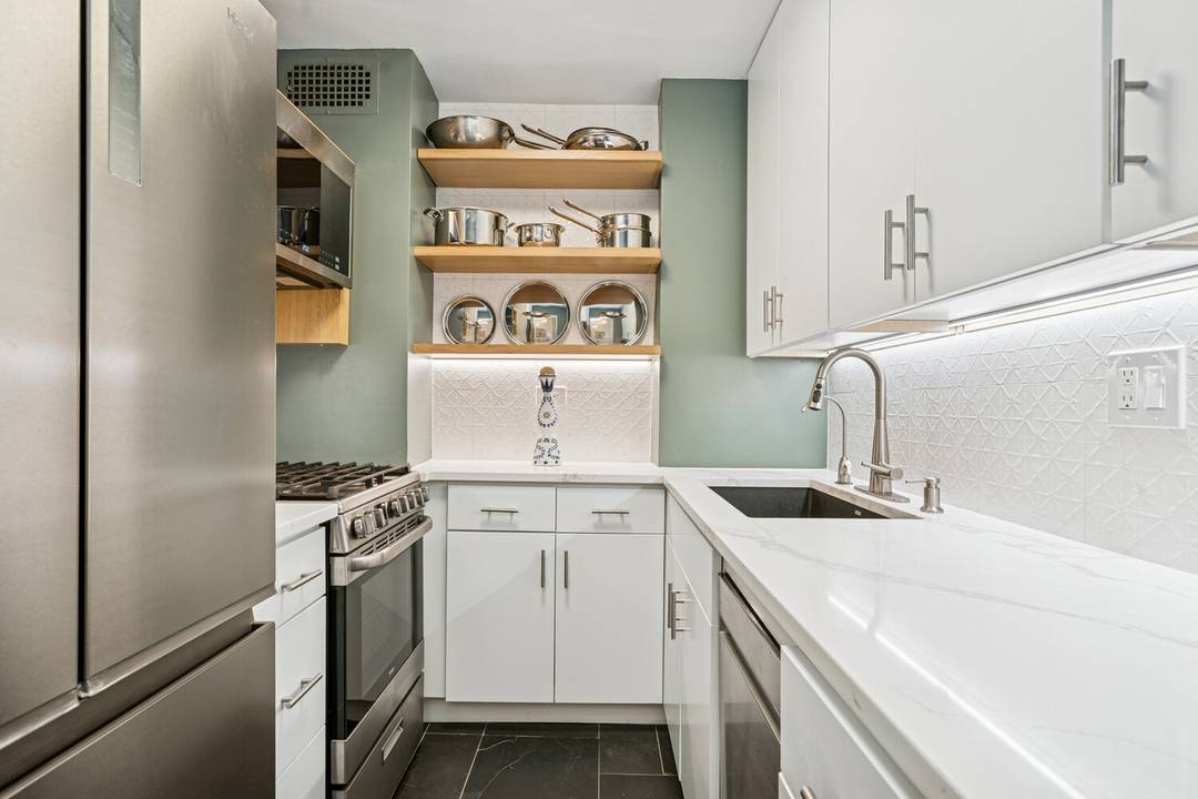 Welcome home to 5R a mint residence in the heart of Lenox Hill.