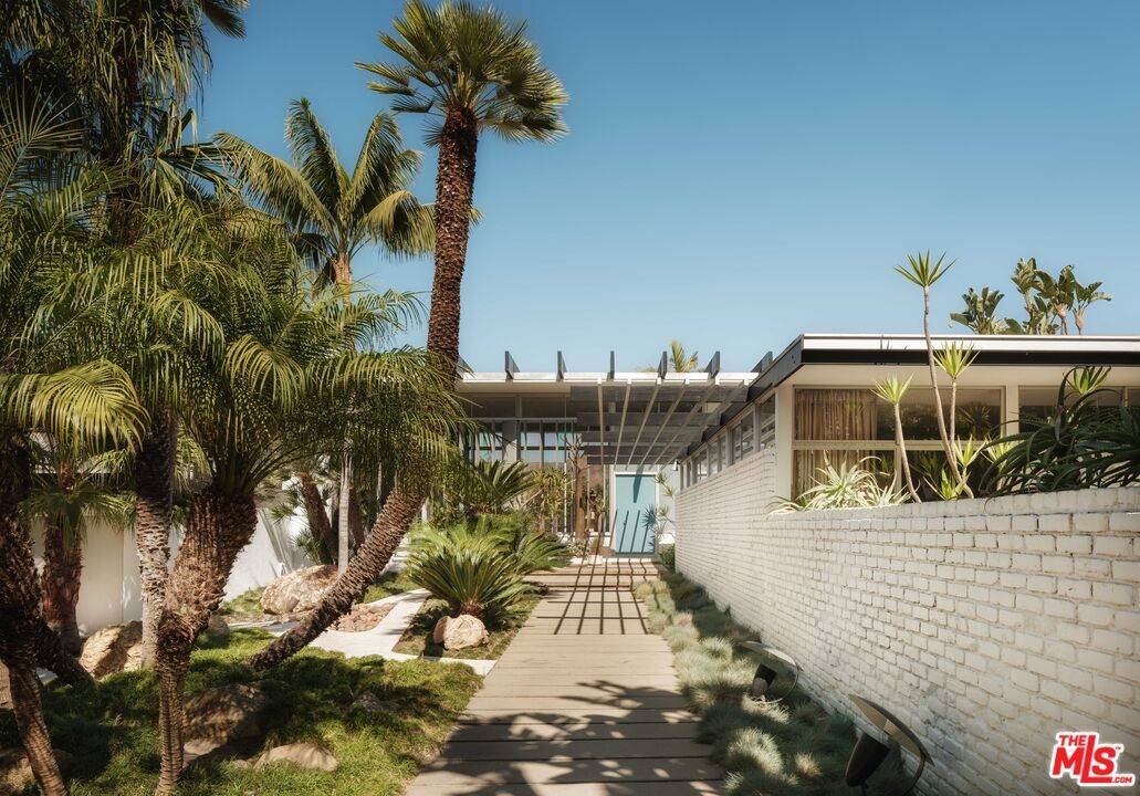 1911 La Mesa Dr 5BR Pacific Palisades La