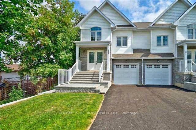Stunning and Spacious 3 bedroom 2 bath Upper Level Luxury Unit !