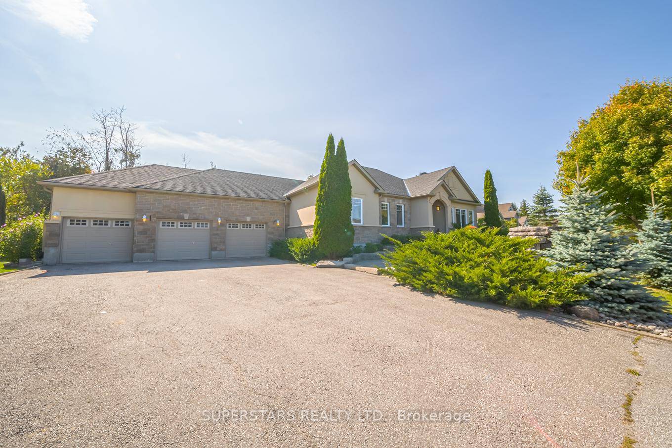 Welcome to 36 Red Oak Crescent, a distinguished back on the wood residence in the prestigious Arbourwood Estates of Shanty Bay.