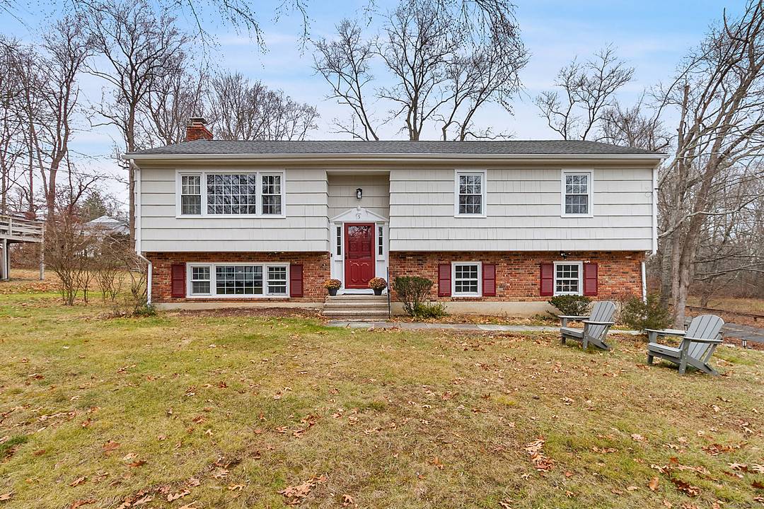 Immaculate modern LUXRY home with open floor plan ideal for entertaining, bright, sunny, spacious and inviting in the Newfield area.