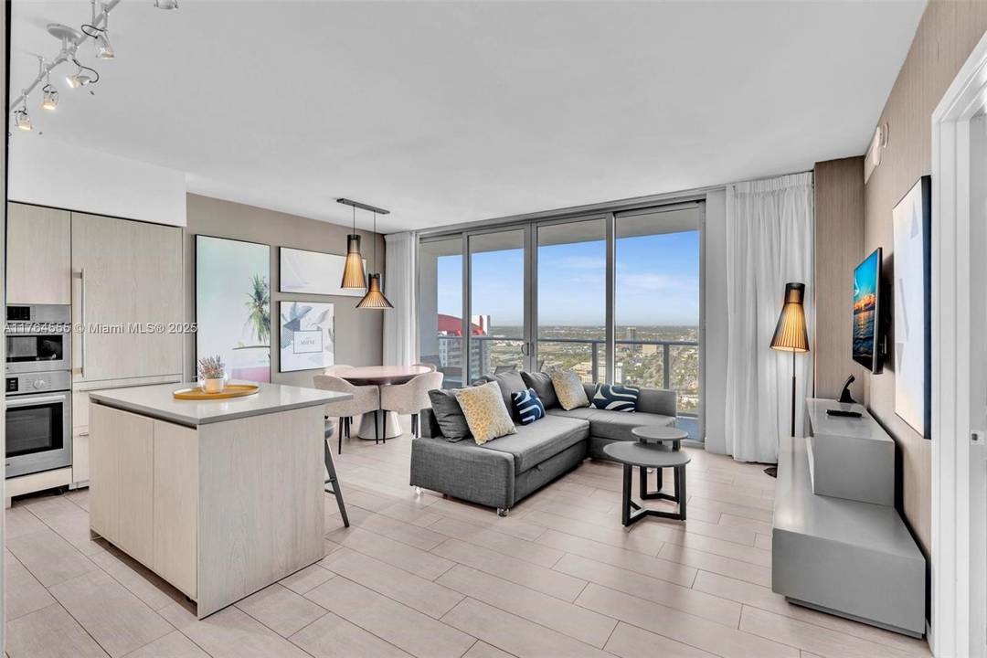 PRICED TO SELL FAST ! DAILY AIRBNB ALLOWED !