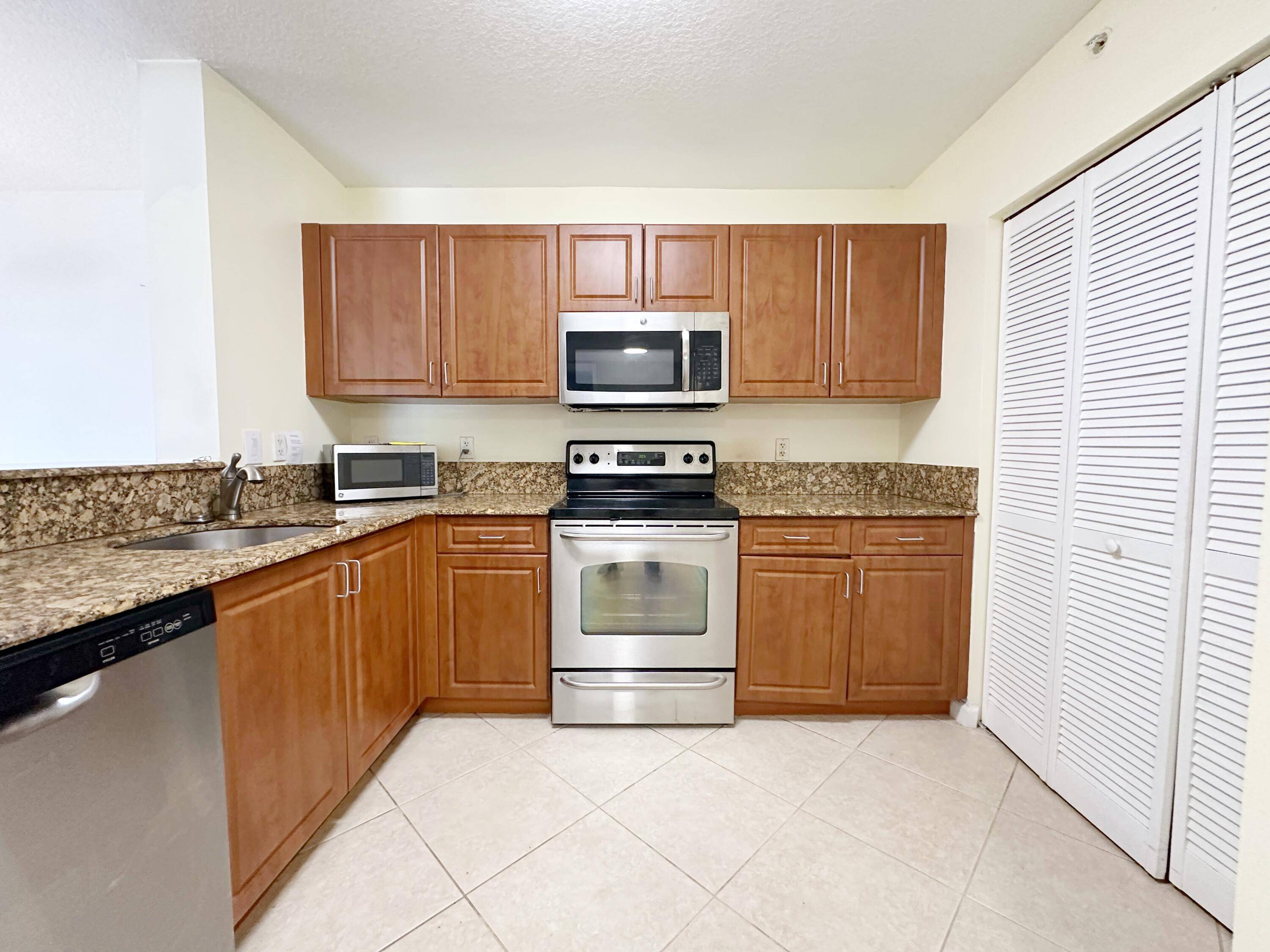 Live the Beachfront Resort Lifestyle !