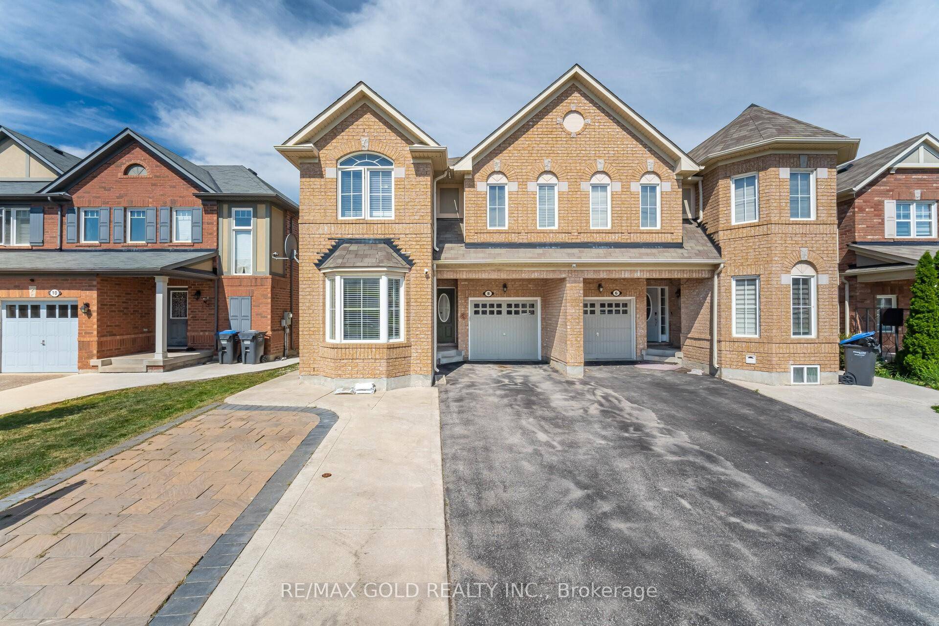 Aprx 1900 Sq Ft ! ! Come and Check Out This Very Well Maintained Semi Detached Home Built On A 28Ft Wide Lot.
